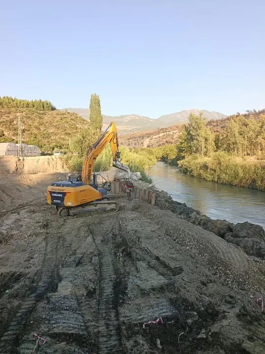 Mersin Palplanş: dere yatağında palplanş tahkimatı