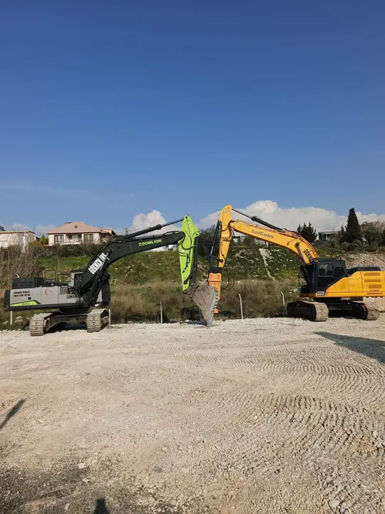 Mersin Palplanş: sahada ekskavatör ve vibro çakıcı