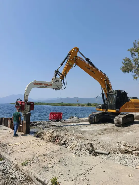 Mersin Palplanş: kıyı kenarında palplanş çakımı