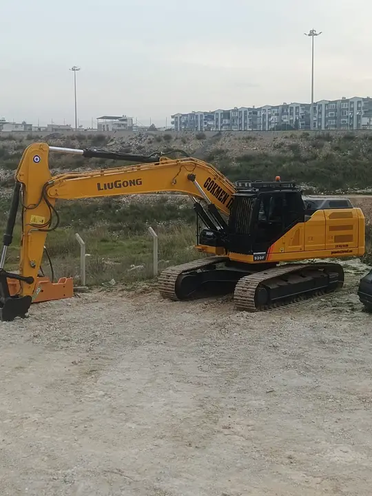 Mersin Palplanş: şantiyede vibro çakıcı ekipmanı